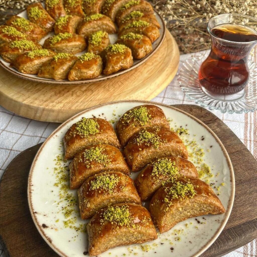 Baklava Lezzetinde Ay Tatlısı