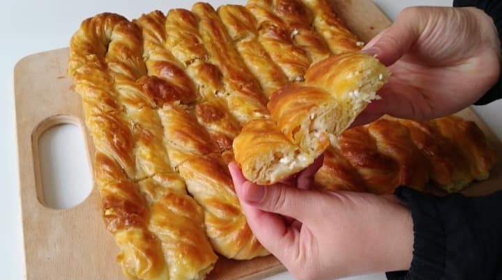 Tel Tel Ayrılan Lezzetli Kolay Peynirli El Açması Börek Tarifi