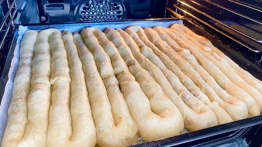 Sadece 2 Beze ile 1 Tepsi Kıymalı Çıtır Börek Tarifi