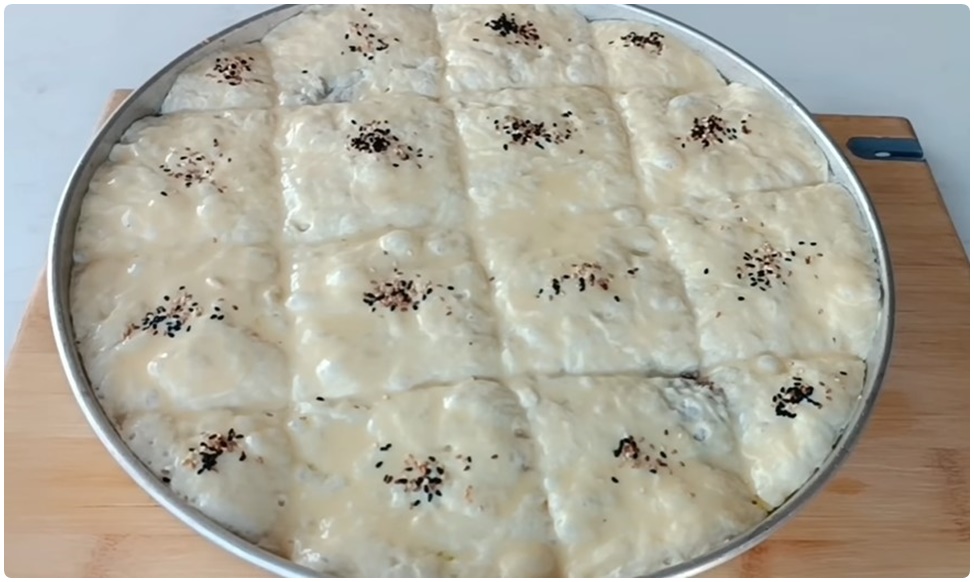 Pratik Ve Lezzetli Kıymalı Tepsi Pidesi Tarifi