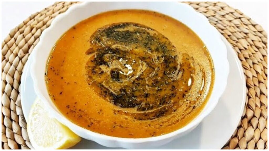 Gaziantep Usulü Salçalı Sarımsaklı Mercimek Çorbası